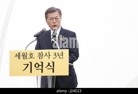 Luna Jae-In, Apr 16, 2017 : La Corea del Sud le elezioni presidenziali front runner Jae-In luna del partito democratico della Corea (DPK) parla di un evento che segna il terzo anniversario del traghetto Sewol disastro in Ansan, circa 40 km (25 miglia) a sud ovest di Seoul, Corea del Sud. Il Traghetto Sewol affondò off Corea del Sud costa sud-ovest di Jindo vicino il 16 aprile 2014 durante un viaggio da Incheon a Jeju. Il Traghetto trasportava 475 equipaggio e passeggeri, prevalentemente di alta scuola gli studenti in gita scolastica. Più di 300 persone sono morte e nove sono ancora mancanti. La Corea del Sud le elezioni presidenziali si terranno il 9 maggio 2017. (Foto Foto Stock