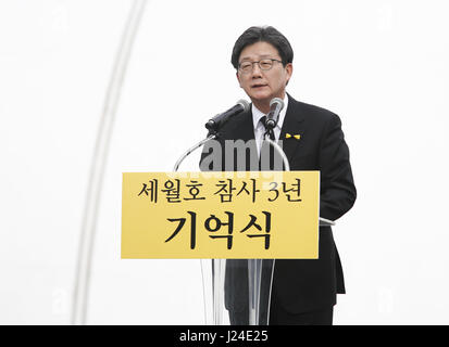 Yoo Seong-Min, Apr 16, 2017 : Yoo Seong-Min, candidato presidenziale della scheggia del conservatore partito Bareun, parla a un evento che segna il terzo anniversario del traghetto Sewol disastro in Ansan, circa 40 km (25 miglia) a sud ovest di Seoul, Corea del Sud. Il Traghetto Sewol affondò off Corea del Sud costa sud-ovest di Jindo vicino il 16 aprile 2014 durante un viaggio da Incheon a Jeju. Il Traghetto trasportava 475 equipaggio e passeggeri, prevalentemente di alta scuola gli studenti in gita scolastica. Più di 300 persone sono morte e nove sono ancora mancanti. La Corea del Sud le elezioni presidenziali si terranno il 9 maggio 2017. (Foto di L Foto Stock