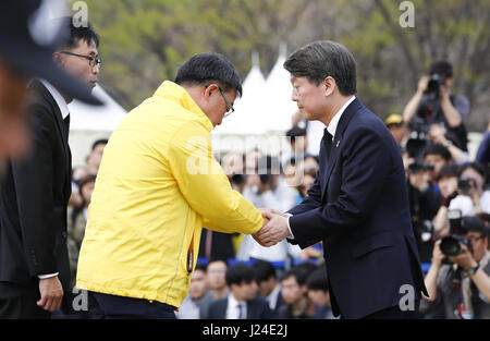 Ahn Cheol-Soo, Apr 16, 2017 : Ahn Cheol-Soo (R), il candidato presidenziale del partito popolare, console i familiari delle vittime del traghetto Sewol disaster durante un evento che segna il terzo anniversario del disastro di traghetto in Ansan, circa 40 km (25 miglia) a sud ovest di Seoul, Corea del Sud. Il Traghetto Sewol affondò off Corea del Sud costa sud-ovest di Jindo vicino il 16 aprile 2014 durante un viaggio da Incheon a Jeju. Il Traghetto trasportava 475 equipaggio e passeggeri, prevalentemente di alta scuola gli studenti in gita scolastica. Più di 300 persone sono morte e nove sono ancora mancanti. La Corea del Sud le elezioni presidenziali wi Foto Stock