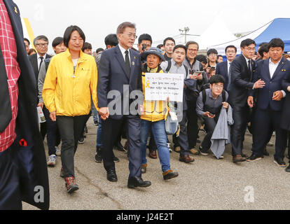 Luna Jae-In, Apr 16, 2017 : La Corea del Sud le elezioni presidenziali front runner Luna Jae-In (2a L, fila anteriore) del partito democratico della Corea (DPK) cammina insieme con i familiari delle vittime del traghetto Sewol disastro dopo un evento che segna il terzo anniversario del disastro di traghetto in Ansan, circa 40 km (25 miglia) a sud ovest di Seoul, Corea del Sud. Il Traghetto Sewol affondò off Corea del Sud costa sud-ovest di Jindo vicino il 16 aprile 2014 durante un viaggio da Incheon a Jeju. Il Traghetto trasportava 475 equipaggio e passeggeri, prevalentemente di alta scuola gli studenti in gita scolastica. Più di 300 persone sono morte e nove sono stil Foto Stock