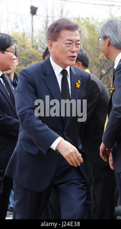 Luna Jae-In, Apr 16, 2017 : La Corea del Sud le elezioni presidenziali front runner Jae-In luna del partito democratico della Corea (DPK), arriva in corrispondenza di un evento che segna il terzo anniversario del traghetto Sewol disastro in Ansan, circa 40 km (25 miglia) a sud ovest di Seoul, Corea del Sud. Il Traghetto Sewol affondò off Corea del Sud costa sud-ovest di Jindo vicino il 16 aprile 2014 durante un viaggio da Incheon a Jeju. Il Traghetto trasportava 475 equipaggio e passeggeri, prevalentemente di alta scuola gli studenti in gita scolastica. Più di 300 persone sono morte e nove sono ancora mancanti. La Corea del Sud le elezioni presidenziali si terranno il 9 maggio 2017. (Phot Foto Stock