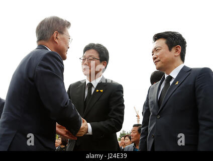 Luna Jae-In, Yoo Seong-Min, Nam Kyung-Pil, Apr 16, 2017 : La Corea del Sud le elezioni presidenziali front runner Luna Jae-In (L) del partito democratico della Corea (DPK), saluta Yoo Seong-Min (C), il candidato presidenziale del paraschegge Bareun conservatore partito, e Nam Kyung-Pil, un uomo politico e governatore di Gyeonggi provincia della Corea del Sud, prima di un evento che segna il terzo anniversario del traghetto Sewol disastro in Ansan, circa 40 km (25 miglia) a sud ovest di Seoul, Corea del Sud. Il Traghetto Sewol affondò off Corea del Sud costa sud-ovest di Jindo vicino il 16 aprile 2014 durante un viaggio da Incheon a Jeju. Il traghetto è stato Foto Stock