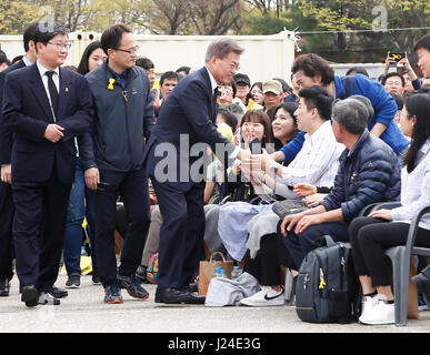 Luna Jae-In, Apr 16, 2017 : La Corea del Sud le elezioni presidenziali front runner Luna Jae-In (C) della parte democratica di Corea (DPK), arriva in corrispondenza di un evento che segna il terzo anniversario del traghetto Sewol disastro in Ansan, circa 40 km (25 miglia) a sud ovest di Seoul, Corea del Sud. Il Traghetto Sewol affondò off Corea del Sud costa sud-ovest di Jindo vicino il 16 aprile 2014 durante un viaggio da Incheon a Jeju. Il Traghetto trasportava 475 equipaggio e passeggeri, prevalentemente di alta scuola gli studenti in gita scolastica. Più di 300 persone sono morte e nove sono ancora mancanti. La Corea del Sud le elezioni presidenziali si terranno il 9 maggio 2017. ( Foto Stock