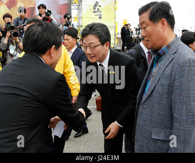 Yoo Seong-Min, Apr 16, 2017 : Yoo Seong-Min (C), il candidato presidenziale della scheggia del conservatore partito Bareun arriva in corrispondenza di un evento che segna il terzo anniversario del traghetto Sewol disastro in Ansan, circa 40 km (25 miglia) a sud ovest di Seoul, Corea del Sud. Il Traghetto Sewol affondò off Corea del Sud costa sud-ovest di Jindo vicino il 16 aprile 2014 durante un viaggio da Incheon a Jeju. Il Traghetto trasportava 475 equipaggio e passeggeri, prevalentemente di alta scuola gli studenti in gita scolastica. Più di 300 persone sono morte e nove sono ancora mancanti. La Corea del Sud le elezioni presidenziali si terranno il 9 maggio 2017. (Foto Foto Stock