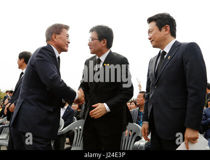 Luna Jae-In, Yoo Seong-Min, Nam Kyung-Pil, Apr 16, 2017 : La Corea del Sud le elezioni presidenziali front runner Luna Jae-In anteriore (L) del partito democratico della Corea (DPK), saluta Yoo Seong-Min (C), il candidato presidenziale del paraschegge Bareun conservatore partito, e Nam Kyung-Pil (R), un uomo politico e governatore di Gyeonggi provincia della Corea del Sud, prima di un evento che segna il terzo anniversario del traghetto Sewol disastro in Ansan, circa 40 km (25 miglia) a sud ovest di Seoul, Corea del Sud. Il Traghetto Sewol affondò off Corea del Sud costa sud-ovest di Jindo vicino il 16 aprile 2014 durante un viaggio da Incheon a Jeju. Il Foto Stock