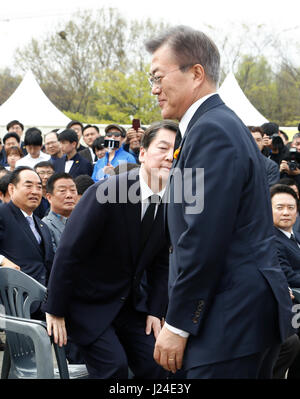 Luna Jae-In, Ahn Cheol-Soo, Apr 16, 2017 : Presidential front runner Luna Jae-In (anteriore) del partito democratico di Corea saluta il Partito del Popolo il candidato presidenziale Ahn Cheol-Soo prima di un evento che segna il terzo anniversario del traghetto Sewol disastro in Ansan, circa 40 km (25 miglia) a sud ovest di Seoul, Corea del Sud. Il Traghetto Sewol affondò off Corea del Sud costa sud-ovest di Jindo vicino il 16 aprile 2014 durante un viaggio da Incheon a Jeju. Il Traghetto trasportava 475 equipaggio e passeggeri, prevalentemente di alta scuola gli studenti in gita scolastica. Più di 300 persone sono morte e nove sono ancora mancanti. Sud Kor Foto Stock