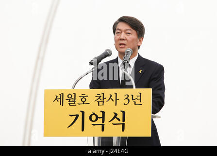 Ahn Cheol-Soo, Apr 16, 2017 : Ahn Cheol-Soo, il candidato presidenziale del partito popolare, parla a un evento che segna il terzo anniversario del traghetto Sewol disastro in Ansan, circa 40 km (25 miglia) a sud ovest di Seoul, Corea del Sud. Il Traghetto Sewol affondò off Corea del Sud costa sud-ovest di Jindo vicino il 16 aprile 2014 durante un viaggio da Incheon a Jeju. Il Traghetto trasportava 475 equipaggio e passeggeri, prevalentemente di alta scuola gli studenti in gita scolastica. Più di 300 persone sono morte e nove sono ancora mancanti. La Corea del Sud le elezioni presidenziali si terranno il 9 maggio 2017. (Foto di Lee Jae-Won/AFLO) (così Foto Stock