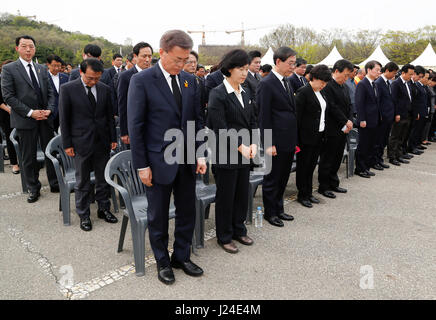 Luna Jae-In, Ahn Cheol-Soo, Apr 16, 2017 : Presidential front runner Luna Jae-In (L, fila anteriore) del partito democratico della Corea e il Partito del Popolo il candidato presidenziale Ahn Cheol-Soo (6L, fila anteriore) partecipa a un evento che segna il terzo anniversario del traghetto Sewol disastro in Ansan, circa 40 km (25 miglia) a sud ovest di Seoul, Corea del Sud. Il Traghetto Sewol affondò off Corea del Sud costa sud-ovest di Jindo vicino il 16 aprile 2014 durante un viaggio da Incheon a Jeju. Il Traghetto trasportava 475 equipaggio e passeggeri, prevalentemente di alta scuola gli studenti in gita scolastica. Più di 300 persone sono morte e nove sono s Foto Stock