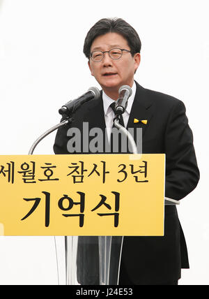 Yoo Seong-Min, Apr 16, 2017 : Yoo Seong-Min, candidato presidenziale della scheggia del conservatore partito Bareun, parla a un evento che segna il terzo anniversario del traghetto Sewol disastro in Ansan, circa 40 km (25 miglia) a sud ovest di Seoul, Corea del Sud. Il Traghetto Sewol affondò off Corea del Sud costa sud-ovest di Jindo vicino il 16 aprile 2014 durante un viaggio da Incheon a Jeju. Il Traghetto trasportava 475 equipaggio e passeggeri, prevalentemente di alta scuola gli studenti in gita scolastica. Più di 300 persone sono morte e nove sono ancora mancanti. La Corea del Sud le elezioni presidenziali si terranno il 9 maggio 2017. (Foto di L Foto Stock