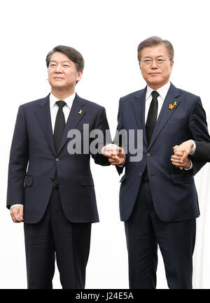 Ahn Cheol-Soo, Luna Jae-In, Apr 16, 2017 : il Partito del Popolo il candidato presidenziale Ahn Cheol-Soo (L) e presidenziali front runner Jae-In luna del partito democratico della Corea di stare in piedi insieme su un palco come essi fanno voto con altri candidati presidenziali di costruire un paese sicuro durante un evento che segna il terzo anniversario del traghetto Sewol disastro in Ansan, circa 40 km (25 miglia) a sud ovest di Seoul, Corea del Sud. Il Traghetto Sewol affondò off Corea del Sud costa sud-ovest di Jindo vicino il 16 aprile 2014 durante un viaggio da Incheon a Jeju. Il Traghetto trasportava 475 equipaggio e per i passeggeri, per la maggior parte ad alta Foto Stock