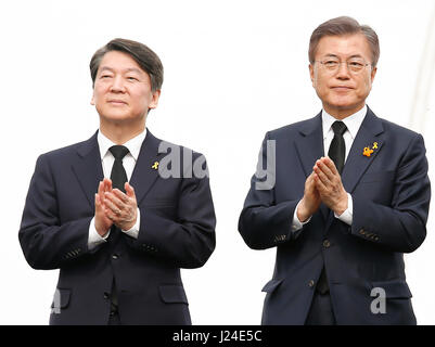 Ahn Cheol-Soo, Luna Jae-In, Apr 16, 2017 : il Partito del Popolo il candidato presidenziale Ahn Cheol-Soo (L) e presidenziali front runner Jae-In luna del partito democratico della Corea di stare in piedi insieme su un palco come essi fanno voto con altri candidati presidenziali di costruire un paese sicuro durante un evento che segna il terzo anniversario del traghetto Sewol disastro in Ansan, circa 40 km (25 miglia) a sud ovest di Seoul, Corea del Sud. Il Traghetto Sewol affondò off Corea del Sud costa sud-ovest di Jindo vicino il 16 aprile 2014 durante un viaggio da Incheon a Jeju. Il Traghetto trasportava 475 equipaggio e per i passeggeri, per la maggior parte ad alta Foto Stock