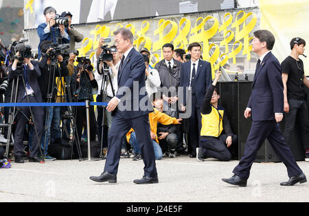 Ahn Cheol-Soo, Luna Jae-In, Apr 16, 2017 : il Partito del Popolo il candidato presidenziale Ahn Cheol-Soo (R) e presidenziali front runner Luna Jae-In (C) della parte democratica di Corea a piedi dopo aver fatto un voto su un palco con altri candidati presidenziali di costruire un paese sicuro durante un evento che segna il terzo anniversario del traghetto Sewol disastro in Ansan, circa 40 km (25 miglia) a sud ovest di Seoul, Corea del Sud. Il Traghetto Sewol affondò off Corea del Sud costa sud-ovest di Jindo vicino il 16 aprile 2014 durante un viaggio da Incheon a Jeju. Il Traghetto trasportava 475 equipaggio e per i passeggeri, per la maggior parte ad alta sc Foto Stock