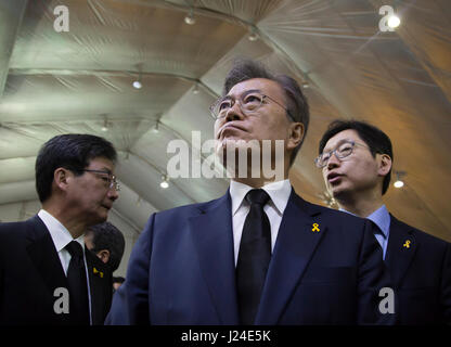 Luna Jae-In, Yoo Seong-Min, Apr 16, 2017 : partito democratico della Corea del candidato presidenziale Moon Jae-In (C) e il paraschegge Bareun conservatore del partito il candidato presidenziale Yoo Seong-Min (L) visitare un gruppo altare memoriale per le vittime del traghetto Sewol disaster durante il terzo anniversario del disastro di traghetto in Ansan, circa 40 km (25 miglia) a sud ovest di Seoul, Corea del Sud. Il Traghetto Sewol affondò off Corea del Sud costa sud-ovest di Jindo vicino il 16 aprile 2014 durante un viaggio da Incheon a Jeju. Il Traghetto trasportava 475 equipaggio e passeggeri, prevalentemente di alta scuola gli studenti di una scuola di viaggio Foto Stock