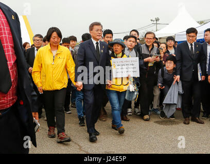 Luna Jae-In, Apr 16, 2017 : La Corea del Sud le elezioni presidenziali front runner Luna Jae-In (2a L, anteriore) del partito democratico della Corea (DPK) cammina insieme con i familiari delle vittime del traghetto Sewol disastro dopo un evento che segna il terzo anniversario del disastro di traghetto in Ansan, circa 40 km (25 miglia) a sud ovest di Seoul, Corea del Sud. Il Traghetto Sewol affondò off Corea del Sud costa sud-ovest di Jindo vicino il 16 aprile 2014 durante un viaggio da Incheon a Jeju. Il Traghetto trasportava 475 equipaggio e passeggeri, prevalentemente di alta scuola gli studenti in gita scolastica. Più di 300 persone sono morte e nove sono ancora mi Foto Stock