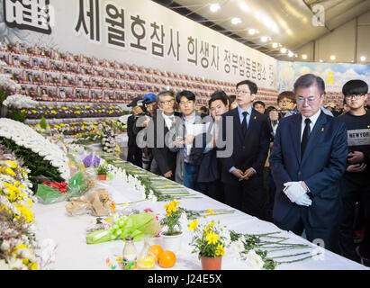 Luna Jae-In, Apr 16, 2017 : partito democratico della Corea del candidato presidenziale Moon Jae-In anteriore (R) visite un gruppo altare memoriale per le vittime del traghetto Sewol disaster durante il terzo anniversario del disastro di traghetto in Ansan, circa 40 km (25 miglia) a sud ovest di Seoul, Corea del Sud. Il Traghetto Sewol affondò off Corea del Sud costa sud-ovest di Jindo vicino il 16 aprile 2014 durante un viaggio da Incheon a Jeju. Il Traghetto trasportava 475 equipaggio e passeggeri, prevalentemente di alta scuola gli studenti in gita scolastica. Più di 300 persone sono morte e nove sono ancora mancanti. La Corea del Sud le elezioni presidenziali wi Foto Stock