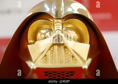 Tokyo, Giappone. Xxv Aprile, 2017. Un oro puro Darth Vader maschera sul display a Ginza Tanaka gioielleria il 25 aprile 2017, Tokyo, Giappone. A celebrare il quarantesimo anniversario della serie di Star Wars, la gioielleria giapponese store è la vendita di una vita-dimensioni maschera di Darth Vader realizzato da 15kg di puro in oro 24k. La maschera è valutata a circa 1,4 milioni di dollari. Il negozio è anche la vendita di insiemi di 24k gold le monete commemorative con prezzi a partire da USD 1201 per 11,124. I prodotti saranno in vendita su Star Wars Il giorno 4 maggio. Credito: Aflo Co. Ltd./Alamy Live News Foto Stock