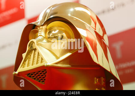 Tokyo, Giappone. Xxv Aprile, 2017. Un oro puro Darth Vader maschera sul display a Ginza Tanaka gioielleria il 25 aprile 2017, Tokyo, Giappone. A celebrare il quarantesimo anniversario della serie di Star Wars, la gioielleria giapponese store è la vendita di una vita-dimensioni maschera di Darth Vader realizzato da 15kg di puro in oro 24k. La maschera è valutata a circa 1,4 milioni di dollari. Il negozio è anche la vendita di insiemi di 24k gold le monete commemorative con prezzi a partire da USD 1201 per 11,124. I prodotti saranno in vendita su Star Wars Il giorno 4 maggio. Credito: Aflo Co. Ltd./Alamy Live News Foto Stock