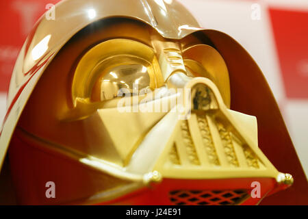 Tokyo, Giappone. Xxv Aprile, 2017. Un oro puro Darth Vader maschera sul display a Ginza Tanaka gioielleria il 25 aprile 2017, Tokyo, Giappone. A celebrare il quarantesimo anniversario della serie di Star Wars, la gioielleria giapponese store è la vendita di una vita-dimensioni maschera di Darth Vader realizzato da 15kg di puro in oro 24k. La maschera è valutata a circa 1,4 milioni di dollari. Il negozio è anche la vendita di insiemi di 24k gold le monete commemorative con prezzi a partire da USD 1201 per 11,124. I prodotti saranno in vendita su Star Wars Il giorno 4 maggio. Credito: Aflo Co. Ltd./Alamy Live News Foto Stock