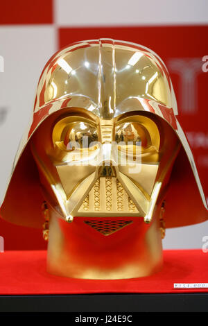 Tokyo, Giappone. Xxv Aprile, 2017. Un oro puro Darth Vader maschera sul display a Ginza Tanaka gioielleria il 25 aprile 2017, Tokyo, Giappone. A celebrare il quarantesimo anniversario della serie di Star Wars, la gioielleria giapponese store è la vendita di una vita-dimensioni maschera di Darth Vader realizzato da 15kg di puro in oro 24k. La maschera è valutata a circa 1,4 milioni di dollari. Il negozio è anche la vendita di insiemi di 24k gold le monete commemorative con prezzi a partire da USD 1201 per 11,124. I prodotti saranno in vendita su Star Wars Il giorno 4 maggio. Credito: Aflo Co. Ltd./Alamy Live News Foto Stock