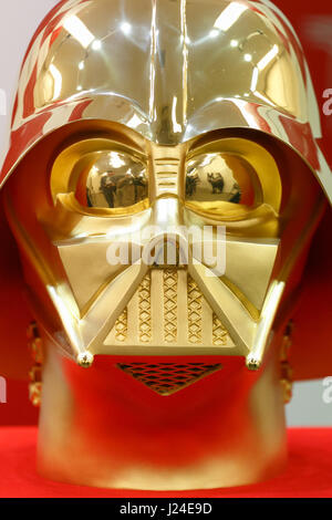 Tokyo, Giappone. Xxv Aprile, 2017. Un oro puro Darth Vader maschera sul display a Ginza Tanaka gioielleria il 25 aprile 2017, Tokyo, Giappone. A celebrare il quarantesimo anniversario della serie di Star Wars, la gioielleria giapponese store è la vendita di una vita-dimensioni maschera di Darth Vader realizzato da 15kg di puro in oro 24k. La maschera è valutata a circa 1,4 milioni di dollari. Il negozio è anche la vendita di insiemi di 24k gold le monete commemorative con prezzi a partire da USD 1201 per 11,124. I prodotti saranno in vendita su Star Wars Il giorno 4 maggio. Credito: Aflo Co. Ltd./Alamy Live News Foto Stock