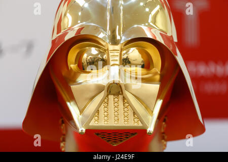 Tokyo, Giappone. Xxv Aprile, 2017. Un oro puro Darth Vader maschera sul display a Ginza Tanaka gioielleria il 25 aprile 2017, Tokyo, Giappone. A celebrare il quarantesimo anniversario della serie di Star Wars, la gioielleria giapponese store è la vendita di una vita-dimensioni maschera di Darth Vader realizzato da 15kg di puro in oro 24k. La maschera è valutata a circa 1,4 milioni di dollari. Il negozio è anche la vendita di insiemi di 24k gold le monete commemorative con prezzi a partire da USD 1201 per 11,124. I prodotti saranno in vendita su Star Wars Il giorno 4 maggio. Credito: Aflo Co. Ltd./Alamy Live News Foto Stock
