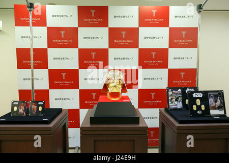 Tokyo, Giappone. Xxv Aprile, 2017. Un oro puro Darth Vader maschera (C) e 24k gold di monete commemorative sul display a Ginza Tanaka gioielleria il 25 aprile 2017, Tokyo, Giappone. A celebrare il quarantesimo anniversario della serie di Star Wars, la gioielleria giapponese store è la vendita di una vita-dimensioni maschera di Darth Vader realizzato da 15kg di puro in oro 24k. La maschera è valutata a circa 1,4 milioni di dollari. Il negozio è anche la vendita di insiemi di 24k gold le monete commemorative con prezzi a partire da USD 1201 per 11,124. I prodotti saranno in vendita su Star Wars Il giorno 4 maggio. Credito: Aflo Co. Ltd./Alamy Live Foto Stock