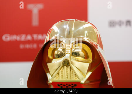 Tokyo, Giappone. Xxv Aprile, 2017. Un oro puro Darth Vader maschera sul display a Ginza Tanaka gioielleria il 25 aprile 2017, Tokyo, Giappone. A celebrare il quarantesimo anniversario della serie di Star Wars, la gioielleria giapponese store è la vendita di una vita-dimensioni maschera di Darth Vader realizzato da 15kg di puro in oro 24k. La maschera è valutata a circa 1,4 milioni di dollari. Il negozio è anche la vendita di insiemi di 24k gold le monete commemorative con prezzi a partire da USD 1201 per 11,124. I prodotti saranno in vendita su Star Wars Il giorno 4 maggio. Credito: Aflo Co. Ltd./Alamy Live News Foto Stock