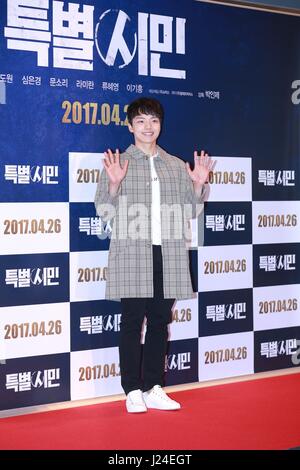 Seul in Corea. 24 apr, 2017. Sae Ron Kim, B1A4, Jung jae Lee, Hyo rin Min frequentare il VIP premiere del cittadino speciale a Seul, in Corea il 24 aprile, 2017.(Cina e Corea diritti) Credito: TopPhoto/Alamy Live News Foto Stock