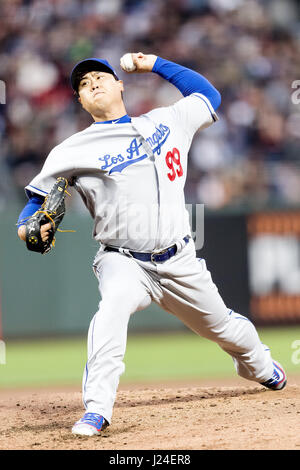 San Francisco, California, Stati Uniti d'America. 24 apr, 2017. Los Angeles Dodgers a partire lanciatore Hyun-Jin Ryu (99) passi nel primo inning durante un MLB baseball gioco tra i Los Angeles Dodgers e i San Francisco Giants di AT&T Park di San Francisco, California. Valerie Shoaps/CSM/Alamy Live News Foto Stock