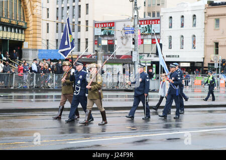 Melbourne, Australia. Xxv Aprile, 2017. Veterani australiano di marzo su Anzac Day che commemora il centenario di sbarchi in Gallipoli su 25 Aprile 1915 da Australia e Nuova Zelanda forze (ANZACS) e rendere omaggio agli ex combattenti che hanno combattuto in conflitti prvious Credito: amer ghazzal/Alamy Live News Foto Stock