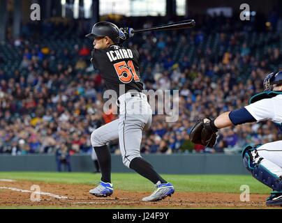 Seattle, Washington, Stati Uniti d'America. Xix Apr, 2017. Ichiro Suzuki (Marlins) MLB : Ichiro Suzuki del Miami Marlins pipistrelli durante il Major League Baseball gioco contro i Seattle Mariners al Safeco Field di Seattle, Washington, Stati Uniti . Credito: AFLO/Alamy Live News Foto Stock