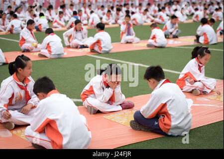 Hefei, cinese della provincia di Anhui. Xxv Aprile, 2017. Gli alunni a competere in scacchi cinesi durante il concorso di scacchi cinesi festival culturale a Gedadian scuola primaria a Hefei, a est della capitale cinese della provincia di Anhui, 25 aprile 2017. Credito: Zhang Duan/Xinhua/Alamy Live News Foto Stock