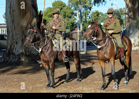 Guildford, Perth, Australia occidentale, Australia. Xxv Aprile, 2017. Due ridersr vestita di WW1 Esercito Australiano uniforme di cavalli da sella sistemata nella livrea della famosa decimo Light Horse reggimento durante Anzac Day service a Guildford, Western Australia. Sheldon Levis/Alamy Live News Foto Stock