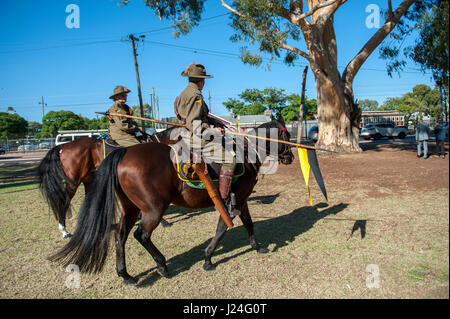 Guildford, Perth, Australia occidentale, Australia. Xxv Aprile, 2017. Due ridersr vestita di WW1 Esercito Australiano uniforme di cavalli da sella sistemata nella livrea della famosa decimo Light Horse reggimento durante Anzac Day service a Guildford, Western Australia. Sheldon Levis/Alamy Live News Foto Stock