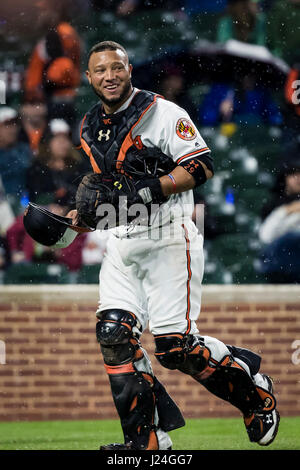 Baltimore, Maryland, Stati Uniti d'America. 24 apr, 2017. Baltimore Orioles catcher Welington Castillo (29) durante la MLB gioco tra gli hotel in Tampa Bay Rays e Baltimore Orioles a Rigogolo Park a Camden Yards di Baltimora, Maryland. Scott Taetsch/CSM/Alamy Live News Foto Stock