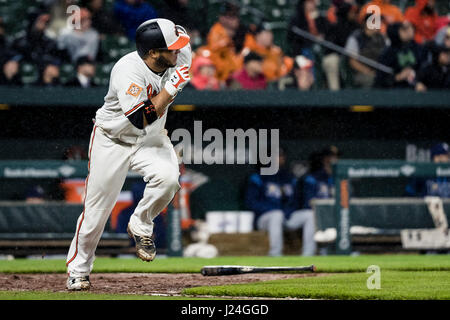 Baltimore, Maryland, Stati Uniti d'America. 24 apr, 2017. Baltimore Orioles catcher Welington Castillo (29) raddoppia durante la partita MLB tra gli hotel in Tampa Bay Rays e Baltimore Orioles a Rigogolo Park a Camden Yards di Baltimora, Maryland. Scott Taetsch/CSM/Alamy Live News Foto Stock