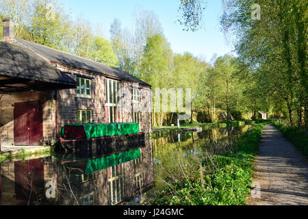 Lea Bridge, Derbyshire, Regno Unito. Xxv Aprile 2017. Luminosa e soleggiata e iniziare la giornata con un leggero per tutta la notte il gelo nel bellissimo Bowood nei pressi di Cromford canal nella Derwent valley. Credito: Ian Francesco/Alamy Live News Foto Stock