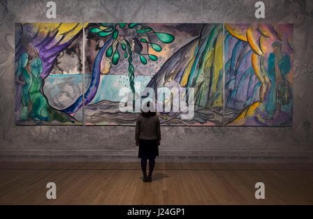 National Gallery di Londra, Regno Unito. Xxv Aprile 2017. Turner Prize Winner-Chris Ofili CBE svela un nuovo arazzo, intrecciato da Dovecot arazzo Studio. Commissionato dalla Clothworkers' Company, Ofili ha collaborato con il rinomato Dovecot arazzo Studio. Le immagini riflette Ofili nel suo continuo interesse per la mitologia classica e le storie, magia e colore del paesaggio Trinidadian egli abita. Posti con un membro del personale della Gallery. Credito: Malcolm Park/Alamy Live News. Foto Stock