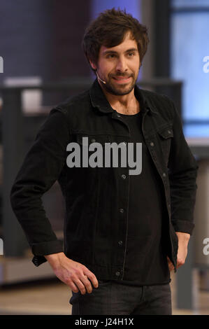 Colonia, Germania. 26 Mar, 2017. Musicista Max Giesinger, fotografato durante le riprese della TV VOX cooking show grill den Henssler' a Colonia, Germania, 26 marzo 2017. Lo spettacolo verrà eseguito il 14 maggio 2017. Foto: Henning Kaiser/dpa/Alamy Live News Foto Stock