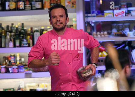 Colonia, Germania. 26 Mar, 2017. Lo Chef Steffen Henssler, fotografato durante le riprese della TV VOX cooking show grill den Henssler' a Colonia, Germania, 26 marzo 2017. Lo spettacolo verrà eseguito il 14 maggio 2017. Foto: Henning Kaiser/dpa/Alamy Live News Foto Stock