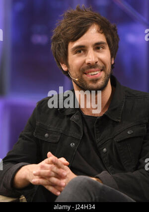 Colonia, Germania. 26 Mar, 2017. Musicista Max Giesinger, fotografato durante le riprese della TV VOX cooking show grill den Henssler' a Colonia, Germania, 26 marzo 2017. Lo spettacolo verrà eseguito il 14 maggio 2017. Foto: Henning Kaiser/dpa/Alamy Live News Foto Stock