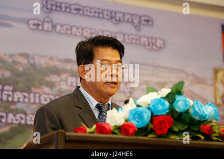 Phnom Penh Cambogia. Xxv Aprile, 2017. Lou Chhun Kim, presidente di Sihanoukville porto autonomo (PAS), parla durante la cerimonia del varo della sua offerta pubblica iniziale (IPO) in Phnom Penh in Cambogia, il 25 aprile 2017. Il PAS, Cambogia il più grande Stato-run seaport, ha annunciato martedì che verranno elencati sulla Cambogia Securities Exchange (CSX) il 31 maggio. Credito: Phearum/Xinhua/Alamy Live News Foto Stock