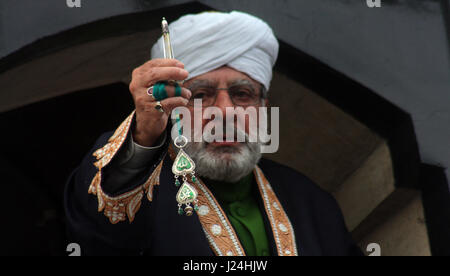 Srinagar, Indiano Kashmir amministrato. Xxv Aprile, 2017.un capo sacerdote . visualizza una sacra reliquia credevano di essere i capelli dalla barba del Profeta Mohammad ( visto)su Mehraj-u-Alam presso il Santuario Hazratbal nella periferia di Srinagar. Mehraj-u-Alam è l anniversario creduto per contrassegnare l'ascensione del Profeta Mohammad al cielo. Credito: Sofi Suhail/Alamy Live News Foto Stock