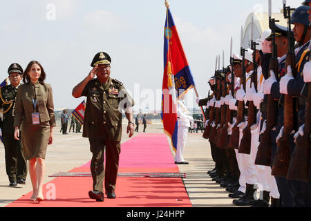 Phnom Penh, Phnom Penh. Xxv Aprile, 2017. Gen. Pol Saroeun (3 L), Commander-In-capo della Royal cambogiano di forze armate (RCAF), e Debora Comini (2rd L), Nazioni Unite coordinatore residente, ispezionare la guardia d'onore in Phnom Penh Cambogia il 25 aprile 2017. La Cambogia ha inviato il quarto lotto di 309 truppe, compresi 25 femmine, per entrare a far parte di una organizzazione delle Nazioni Unite la missione di mantenimento della pace nel conflitto-strappata West nazione africana del Mali Martedì, hanno detto i funzionari. Credito: Sovannara/Xinhua/Alamy Live News Foto Stock