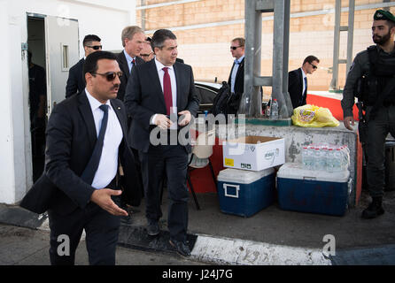 Gerusalemme, Israele. Xxv Aprile, 2017. Il Ministro tedesco degli Affari Esteri Sigmar GABRIEL (SPD, secondo l) swap vetture al checkpoint Al-Jib tra Israele e i territori palestinesi sul suo modo di Rammalah in Cisgiordania, Israele, 25 aprile 2017. Il Ministro tedesco degli Affari esteri ha visitato la Giordania, Israele e la Palestina dal Domenica, 23 aprile 2017. Credito: dpa picture alliance/Alamy Live News Foto Stock