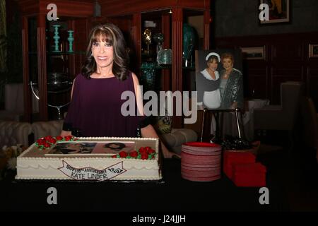 Kate Linder sulla posizione per Kate Linder trentacinquesimo anniversario sul giovane e l'agitato, televisione CBS City, Los Angeles, CA 19 aprile 2017. Foto di: Priscilla concedere/Everett Collection Foto Stock