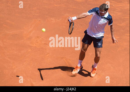 Barcellona, Spagna. Xxv Aprile, 2017. Lo spagnolo giocatore di tennis Tommy ROBREDO: risultati nei durante un primo giro di gioco contro Yuichi Sugita a "Barcelona Open Banc Sabadell - Trofeo Conde de Godó'. Credito: David Grau/Alamy Live News. Foto Stock