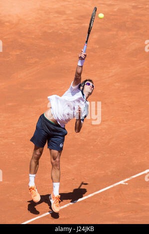 Barcellona, Spagna. Xxv Aprile, 2017. Lo spagnolo giocatore di tennis Tommy ROBREDO: risultati nei durante un primo giro di gioco contro Yuichi Sugita a "Barcelona Open Banc Sabadell - Trofeo Conde de Godó'. Credito: David Grau/Alamy Live News. Foto Stock