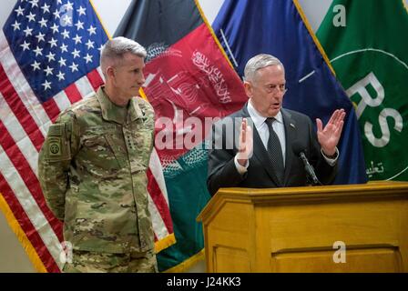 A Kabul, Afghanistan. 24 apr, 2017. Stati Uniti Il Segretario della Difesa James Mattis e U.S. Esercito gen. John Nicholson, sinistra, comandante del sostegno deciso, tenere una conferenza stampa presso la risoluta sede di supporto 24 aprile 2017 a Kabul, Afghanistan. Credito: Planetpix/Alamy Live News Foto Stock