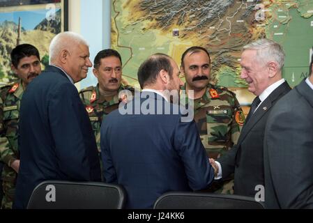 A Kabul, Afghanistan. 24 apr, 2017. Stati Uniti Il Segretario della Difesa James Mattis saluta Afghan Ministro degli Interni Mohammad Jahid afgano e il ministro della Difesa Abdullah Habibi prima del loro incontro presso la risoluta sede di supporto 24 aprile 2017 a Kabul, Afghanistan. Credito: Planetpix/Alamy Live News Foto Stock